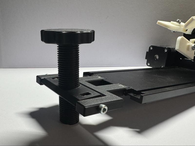 Leveling attachment for XTool RA2
