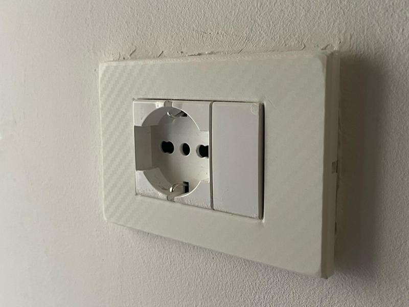 Minimalist 3-hole faceplate compatible with Vimar Plana