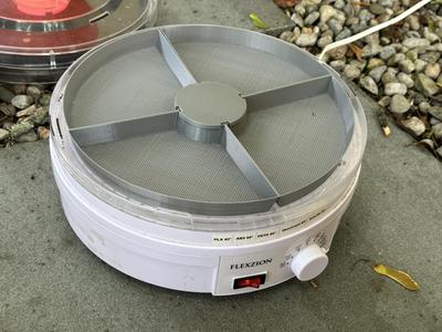 Desiccant drying tray for generic food dehydrator