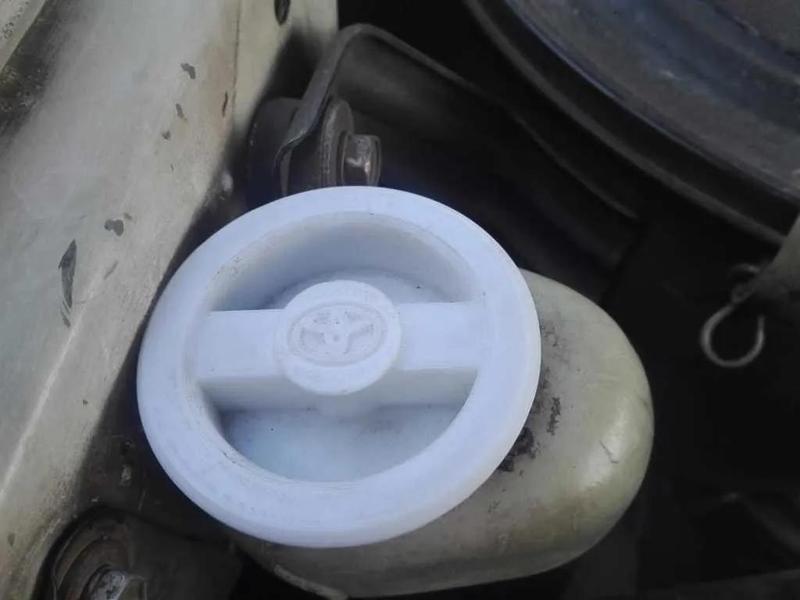 Toyota Land Cruiser 1994 water tank top cover