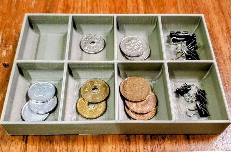 Easy-to-pick coin tray