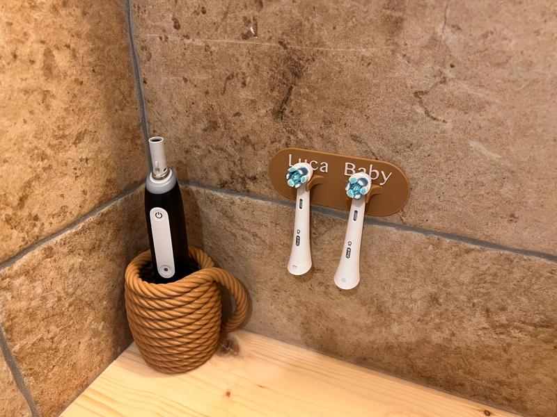 Oral B IO toothbrush heads holder