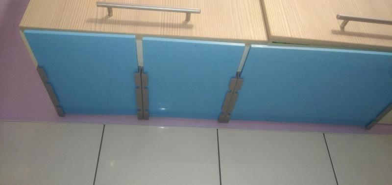 Guides for attaching the cutting board