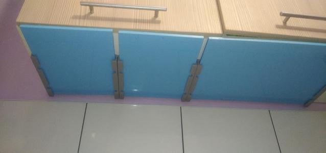 Guides for attaching the cutting board