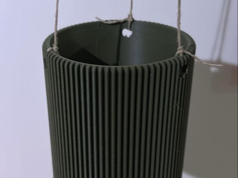 Hanging ribbed planter with built in driptray