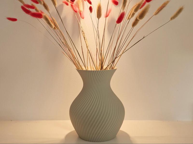 Twisted Rib Vase – Elegant 3D Printed Curved Decor