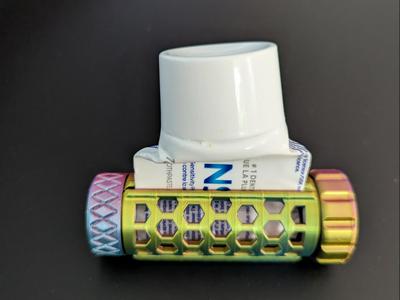 Toothpaste squeezer with metal tube suppport