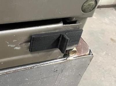 Carrier filter cover sliding latch