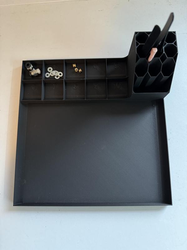 working station with sorting tray and tool holder