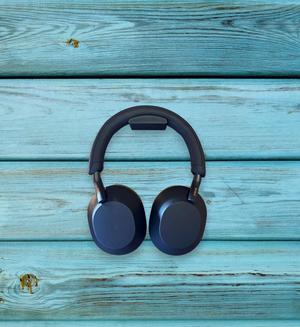 Stylish Headphone Hanger Wall Mount – Where Organization Meets Design