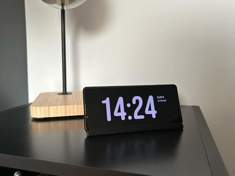 Horizontal modern phone stand
