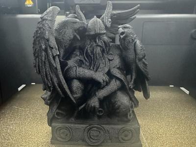 Odin kniend mit Hugin und Munin Statue