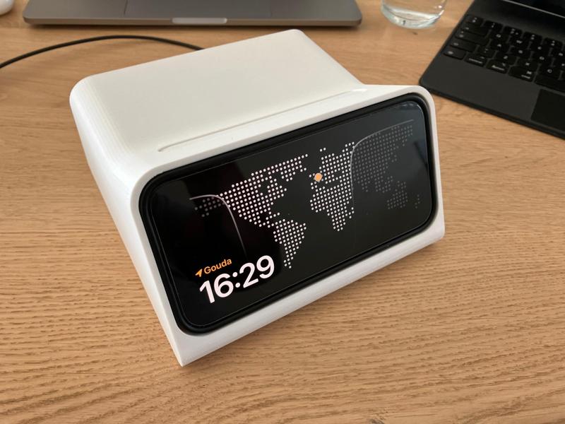 iPhone 14 / 15 with cover Standby Mode Dock