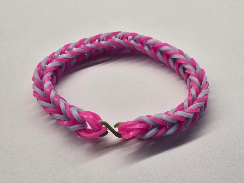 Connector for bracelets made of rubber bands