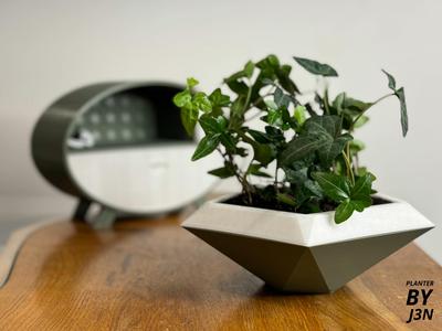 Self-watering planter/flower pot