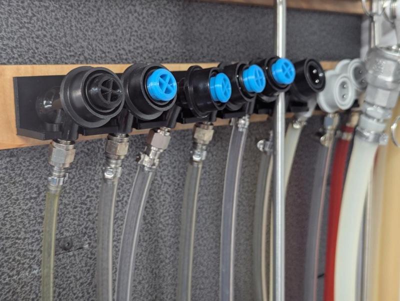 Wall Mount for hoses with Ball Lock disconnects