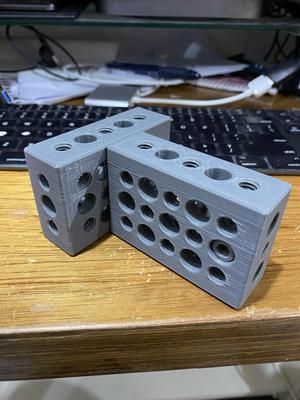 1 2 3 Block with threaded holes and connecting bolts
