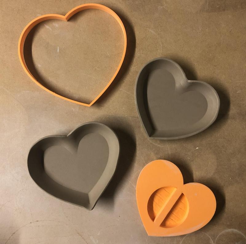Cutter and mould for a heart-shaped clay plate