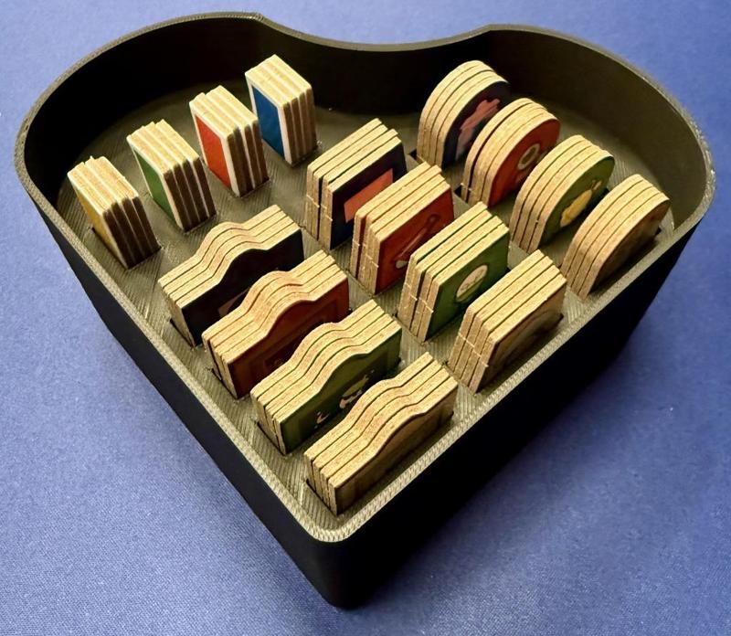 Décorum tiles holder for heart-shaped insert