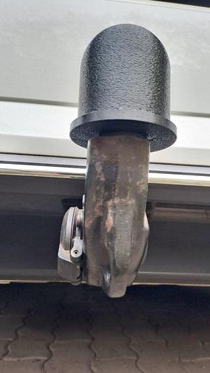 VW Golf 7: Schutzkappe für die ausschwenkbare Anhängerkupplung / Protective cap for the swing-out trailer coupling