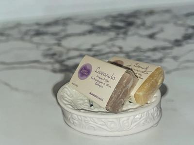 Modern soap dish with decorative feet, available in 8CM and 10CM sizes
