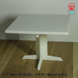 Tisch "im Quadrat" (maßstabsgetreu)