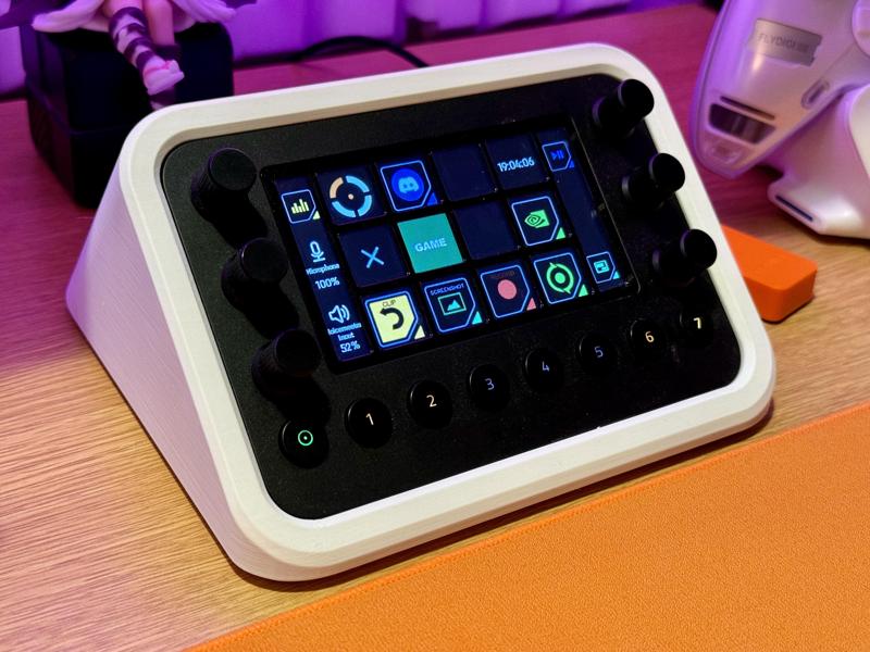 Loupedeck Live: Angled Stand
