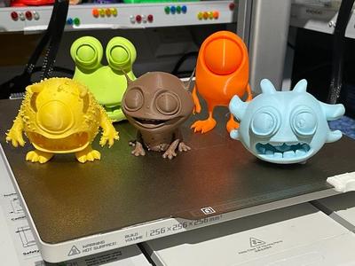 Big eyed Blob Alien Pets (series 4)