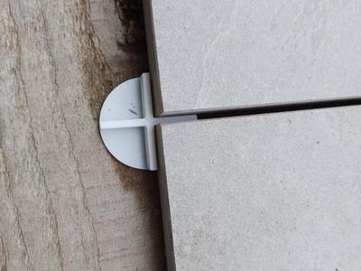 Spacer for 4 patio slabs or tiles