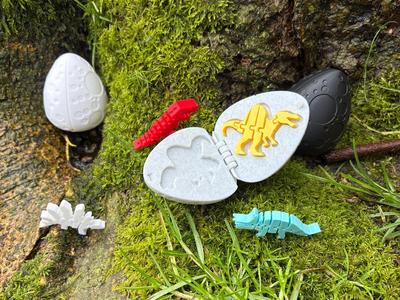 Flexi spinosaurus egg - snaps shut