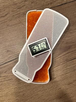 Filament box silica gel holder and recommended hygrometer