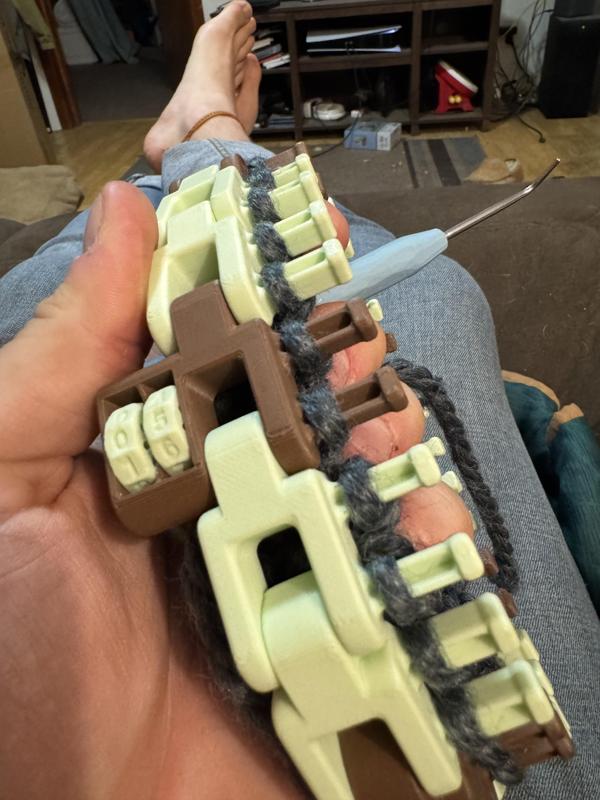 Knitting Loom: Snap-Fit with Row Counter
