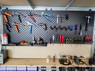 Skådis hooks and boxes