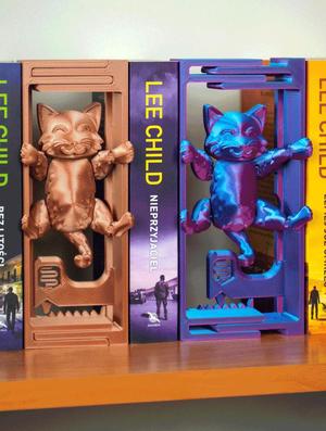 Hanging Cat: Adjustable Book Nook