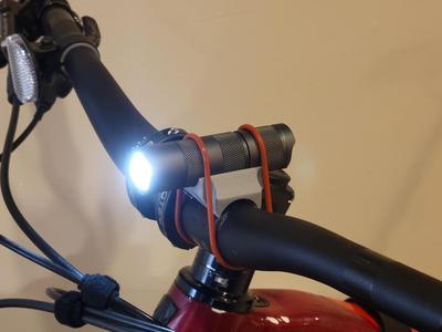 Flashlight handlebar mount
