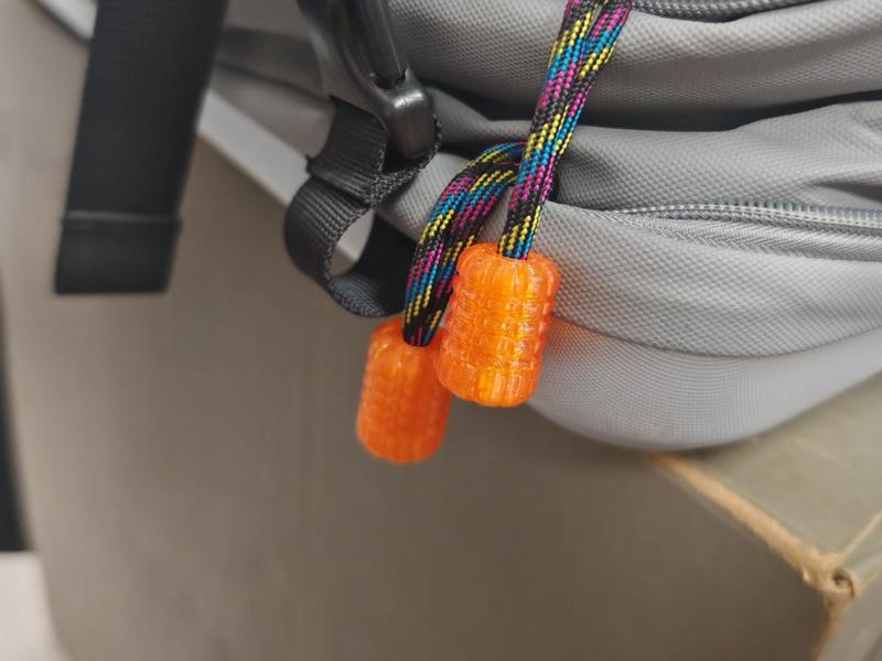 Zipper pull/cord end