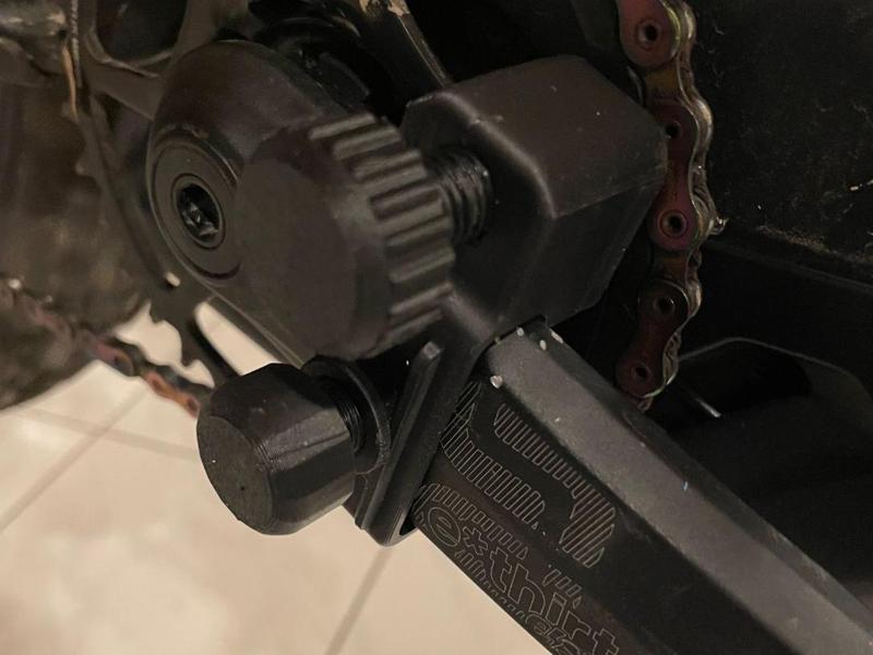 eBike tool for chain cleaning and lubrication
