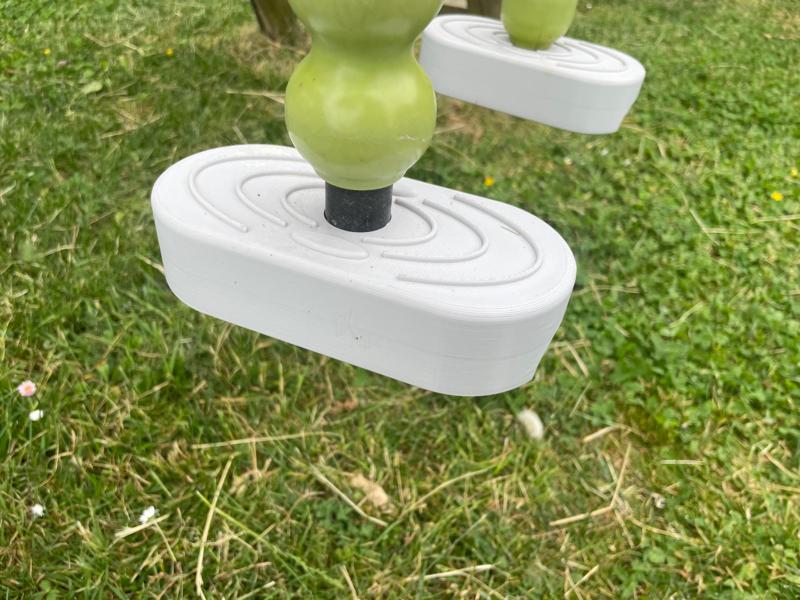 Footrest for Face-to-Face Swing by Soulet
