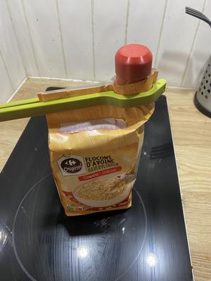 Bag Clamp with Pour Spout