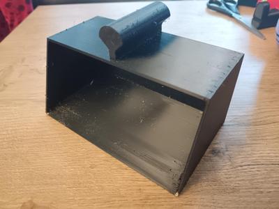 Guinea pig - dustpan for cleaning bedding