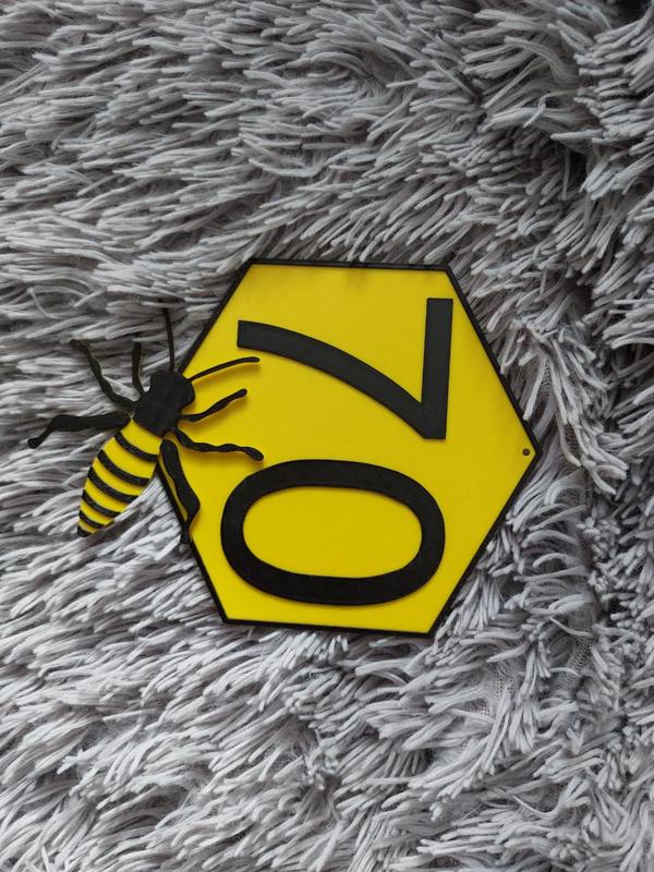 Honeycomb with bee and number - editable