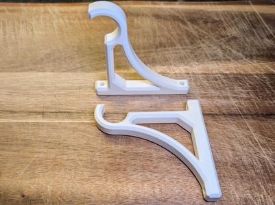 Simple curtain rod bracket