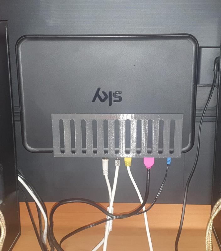 VESA 200 Halterung für sky Q Receiver