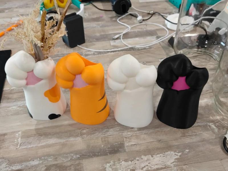 Cat paws vase