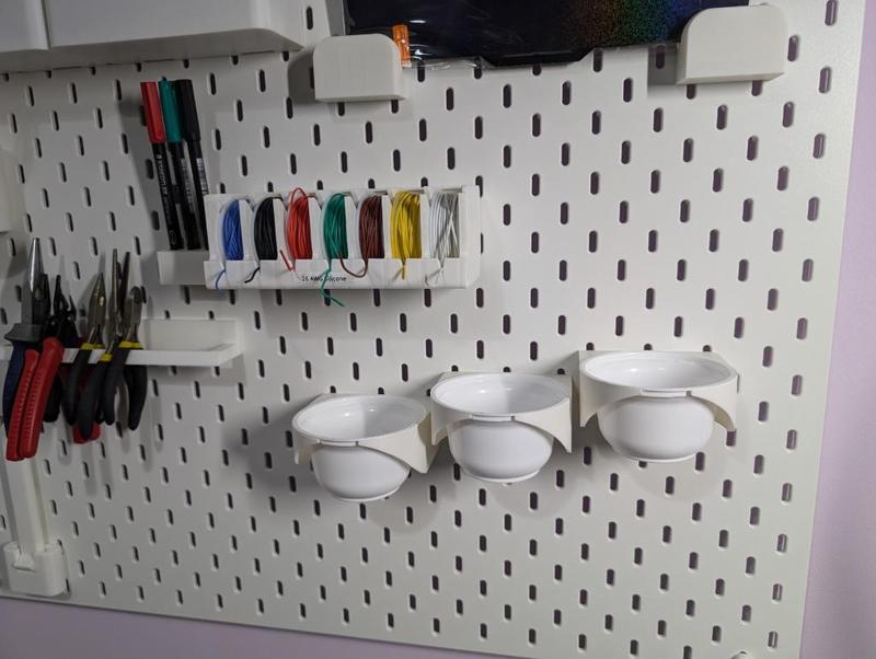 Yoghurt pot holder for Skadis board