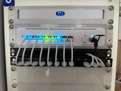 RACK SERVER 10" unify_xg_8p_poe_rack_mount