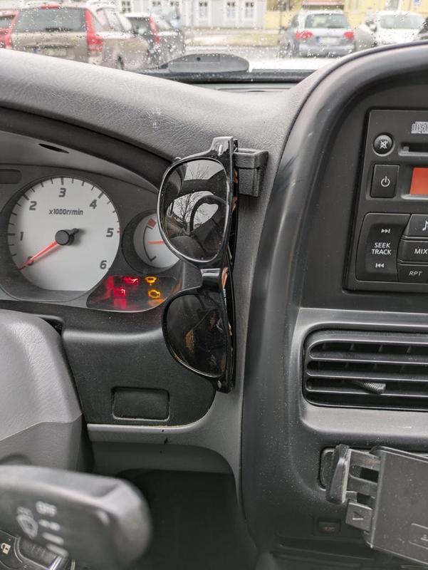 Sunglasses hanger for Nissan D22