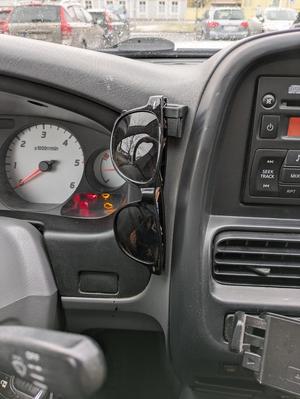 Sunglasses hanger for Nissan D22