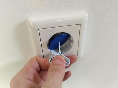 Increased contact protector for SCHUKO (EU) power outlet sockets