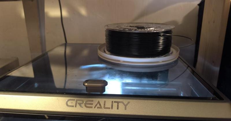 Simple horizontal filament spool holder without additional bearings